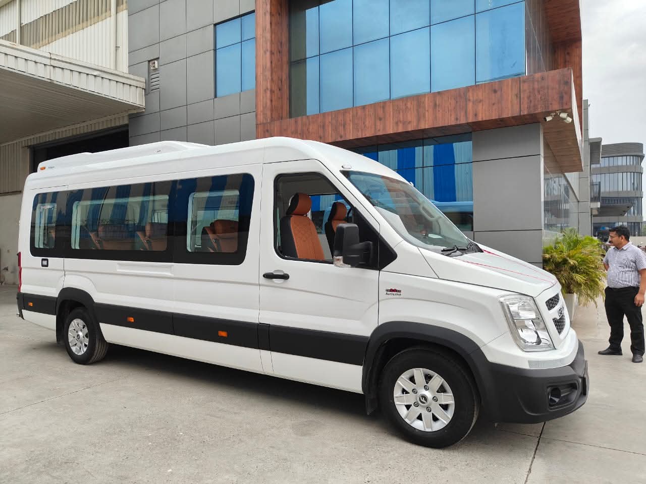 10 Seater Tempo Traveller